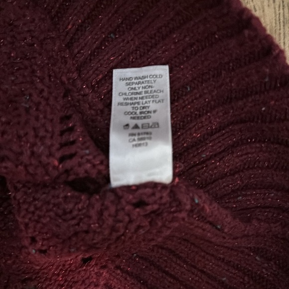 Maurices, Size Large, Maroon V-Neck Short Sleeve Sweater - Picture 4 of 5
